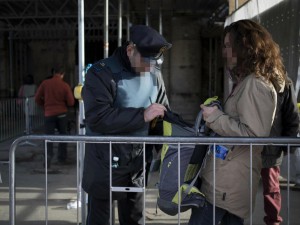 GIUBILEO ROMA, SI TRAVESTONO DA POLIZIOTTI ED ECCO COSA FANNO AI PELLEGRINI - 08/12/2015
