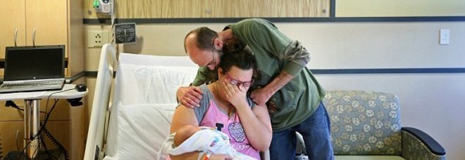 ESCE CON IL SUO PRIMOGENITO DALLA SALA PARTO, MA I MEDICI LE DANNO UNA NOTIZIA CHOC - FOTO - 20/12/2015
