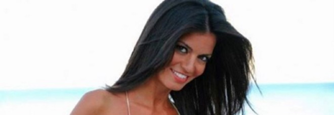 LAURA TORRISI CONFESSA: ''SONO ZITELLA, VORREI UN UOMO CHE MI RISVEGLIASSE I SENSI'' - 24/12/2015