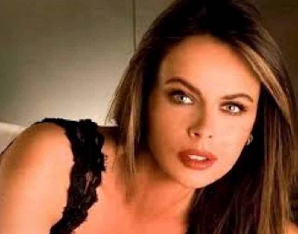 PAOLA PEREGO ELETTA LA PREFERITA DAGLI UOMINI ITALIANI: LE FOTO CHE PROCLAMANO LA VITTORIA - 29/12/2015