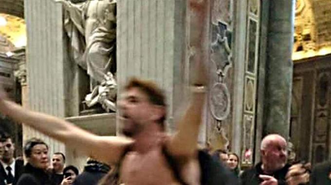 UOMO NUDO DENTRO LA BASILICA DI SAN PIETRO: FERMATO - 05/01/2016