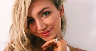 ''GUADAGNO DI PIU' CON UN SELFIE CHE CON 4 GIORNI DI LAVORO'': GABRIELLA SI RACCONTA - 05/01/2016