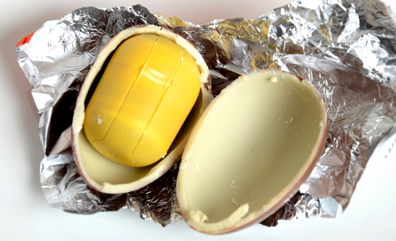 COMPRA UN OVETTO DI CIOCCOLATO ALLA FIGLIA DI 3 ANNI, MA QUELLO CHE LE ACCADE E' TERRIBILE - 20/01/2016
