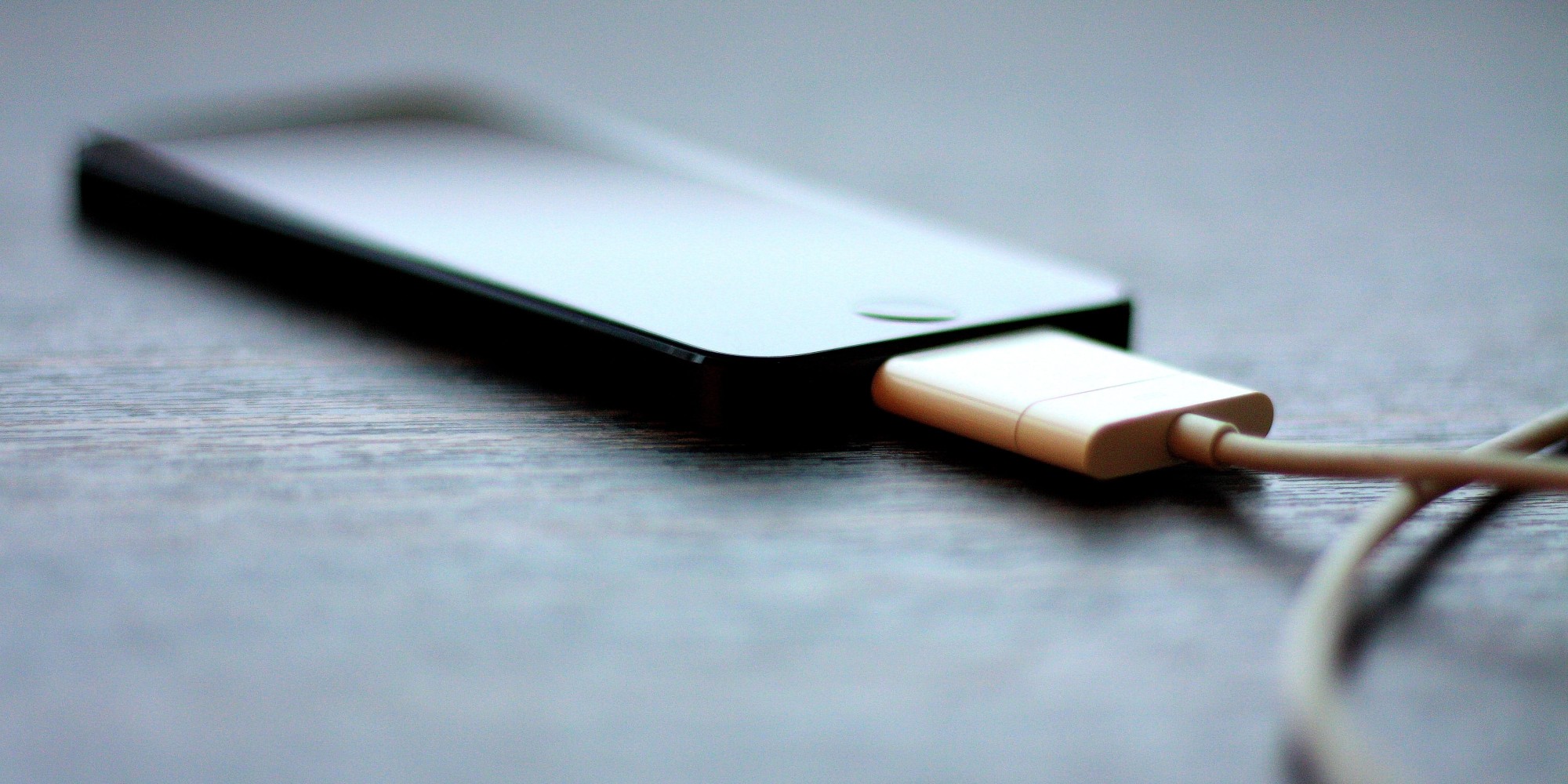 E' MORTO A CAUSA DEL SUO IPHONE LASCIATO IN CARICA DI NOTTE - 06/02/2016