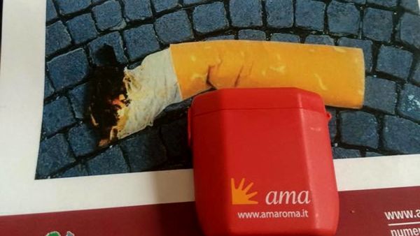 ARRIVANO I POSACENERI PORTATILI AMA. GRATIS PER I FUMATORI - 22/03/2016