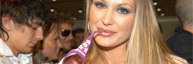 ''VI DICO CHI E' VERAMENTE SIMONA VENTURA'' POI L'ACCUSA CHE IMBARAZZA LA PRESENTATRICE DA PARTE DI EVA HENGER - 18/04/2016