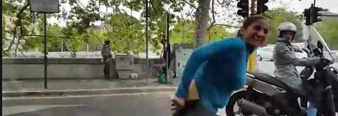 ROMA, RIFIUTA DI FARSI LAVARE IL VETRO AL SEMAFORO, LA ROM LA PROVOCA E SI ABBASSA I PANTALONI IN MEZZO ALLA STRADA - 22/04/2016