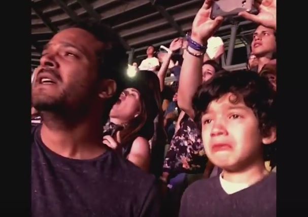 PORTA IL FIGLIO AUTISTICO A VEDERE IL CONCERTO DEI COLDPLAY: LA REAZIONE DEL BIMBO VI FARA' VENIRE LA PELLE D'OCA - VIDEO - 26/04/2016