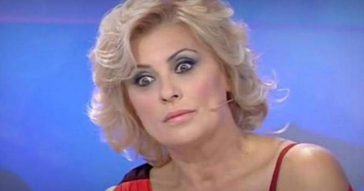 E' IRRICONOSCIBILE !! ECCO LE FOTO CLAMOROSE DI TINA CIPOLLARI 20 ANNI FA - 27/04/2016