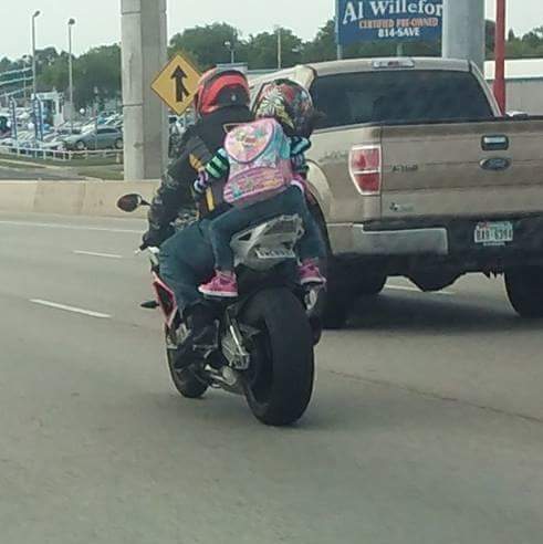 CON LA FIGLIA DI 7 ANNI IN MOTO: ''SEI UNA MAMMA CATTIVA''. LA SUA RISPOSTA E' MEMORABILE - 28/04/2016