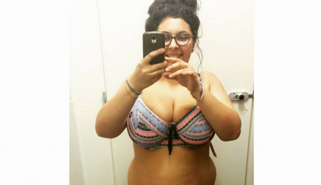 VIENE UMILIATA NEL CAMERINO, MA POI LE SCATTA QUESTA FOTO: DIVENTA L'IDOLO DEL WEB - 20/05/2016