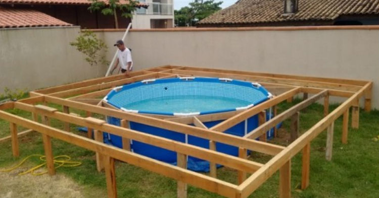 NON POSSONO PERMETTERSI LA PISCINA ALLORA IL PADRE SI INVENTA QUALCOSA DI INGEGNOSO - 22/05/2016