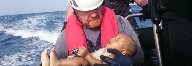 MIGRANTI, UN ALTRO BIMBO ANNEGATO: IL DRAMMA IN UNA FOTO CHOC. ''SEMBRAVA UNA BAMBOLA'' - 31/05/2016