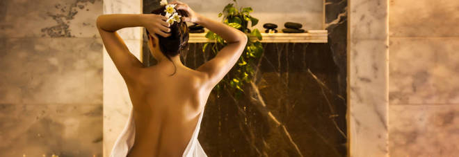 GUARDARSI IL SEDERE DOPO LA DOCCIA E LAVARE CAPELLI PULITI: ECCO PERCHE' LE DONNE LO FANNO - 01/06/2016