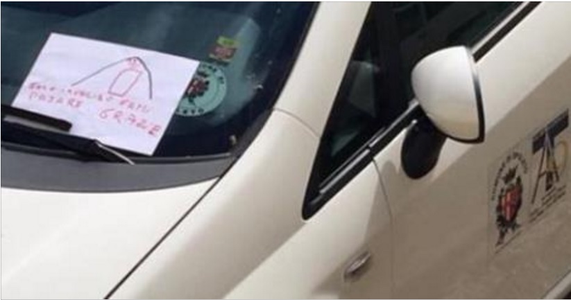 L'AUTO DEL COMUNE BLOCCA IL PASSO, MESSAGGIO DEL BIMBO CHE VI STRINGERA' IL CUORE - 21/06/2016