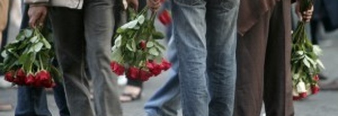 VENDITORI DI FIORI BENGALESI PICCHIATI PERCHE' NON CONOSCEVANO IL VANGELO - 04/07/2016