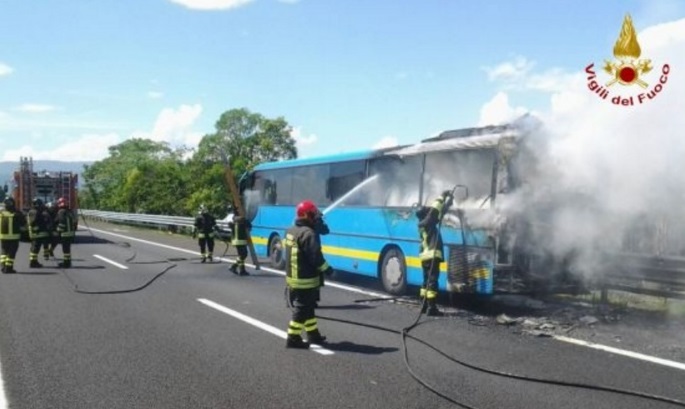 BUS IN FIAMME CON A BORDO 60 RAGAZZINI DIRETTI AD UNA GITA - 05/07/2016