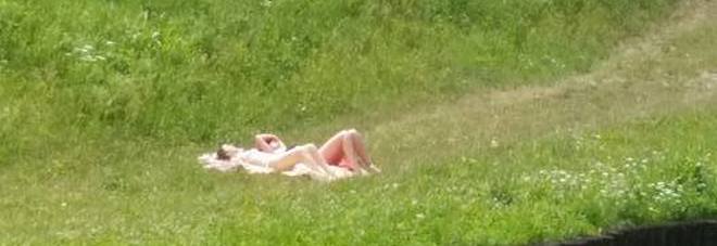 MA IL COSTUME C'E'? DISINIBITE TURISTE SI ABBRONZANO SOTTO LE ANTICHE MURA - 05/07/2016