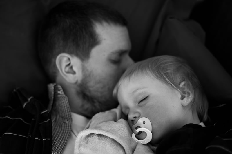 LA MOGLIE ESCE INFURIATA DA CASA E LO LASCIA CON I FIGLI, 2 GIORNI DOPO QUELLO CHE LE SCRIVE VI FARA' COMMUOVERE - 07/07/2016