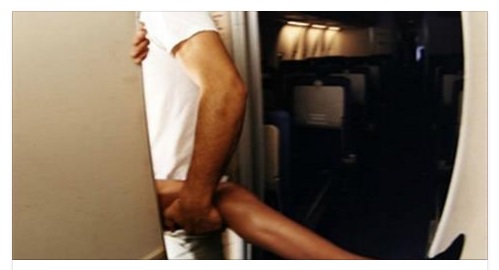 PASSEGGERI FANNO SESSO NEL BAGNO DELL'AEREO: L'INCREDIBILE REAZIONE DELL'ASSISTENTE DI VOLO - 08/07/2016
