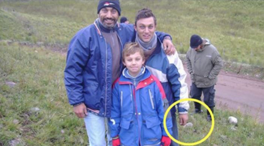 QUESTA FAMIGLIA SCOPRE QUALCOSA DI TERRIBILE TAGLIANDO IL PRATO: 24 ORE DOPO LA VITA DEI LORO AMICI CAMBIA IN MEGLIO - 11/07/2016