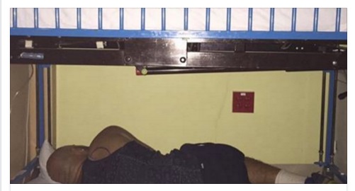 SI ADDORMENTA SOTTO LA CULLA DEL FIGLIOLETTO MALATO IN OSPEDALE, PAPA' COMMUOVE IL WEB - 12/07/2016