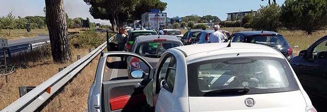 TRAPPOLA DI FUOCO, PONTINA CHIUSA: MIGLIAIA IN AUTO BLOCCATI SOTTO IL SOLE. AL LAVORO DUE ELICOTTERI - 18/07/2016