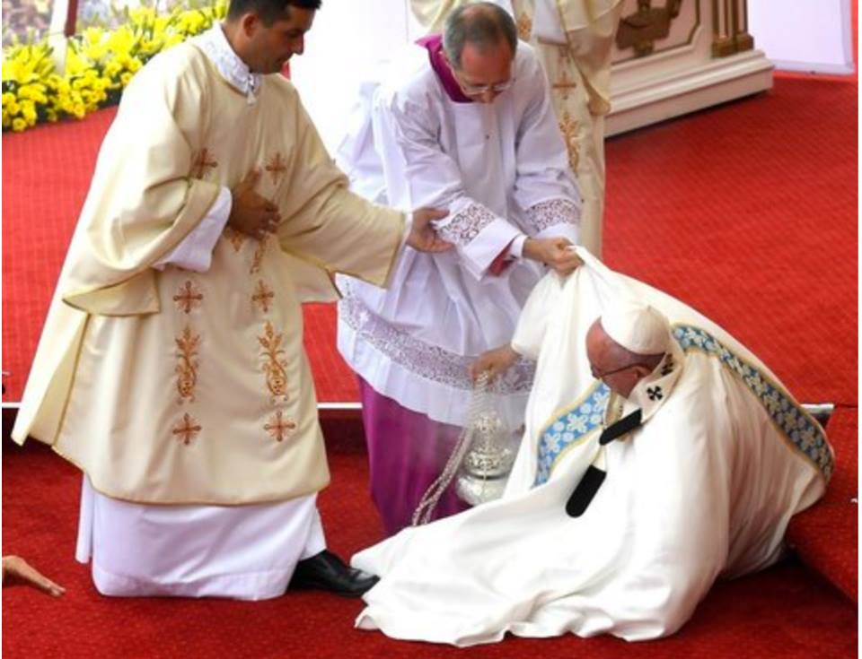 PAURA PER IL PAPA IN POLONIA: CADE CON L'INCESIERE IN MANO. ECCO COSA E' SUCCESSO - 28/07/2016