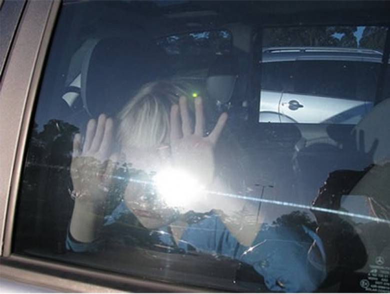 CHIUSO IN AUTO DALLA MAMMA DI NOTTE: ECCO LEI DOVE ERA ANDATA - 21/09/2016