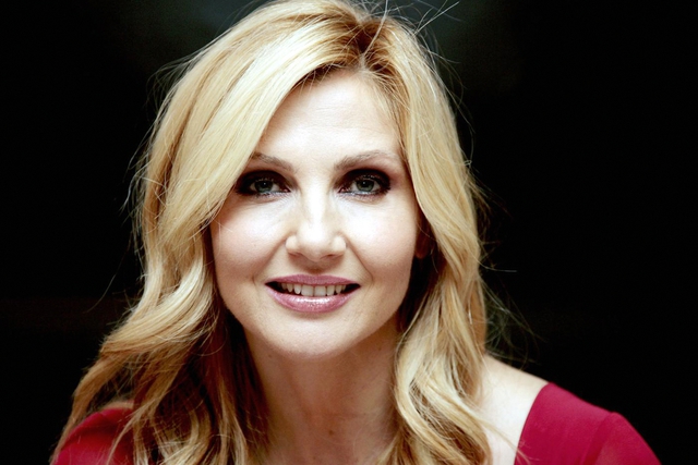 LORELLA CUCCARINI A 51 ANNI DI NUOVO INCINTA? ECCO LEI COME L'HA PRESA... - 25/09/2016