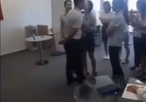 ''E' UNA VERGOGNA, UN ABUSO'' OGNI MATTINA LE IMPIEGATE DEVONO FARE QUESTA COSA AL CAPO - VIDEO - 12/10/2016
