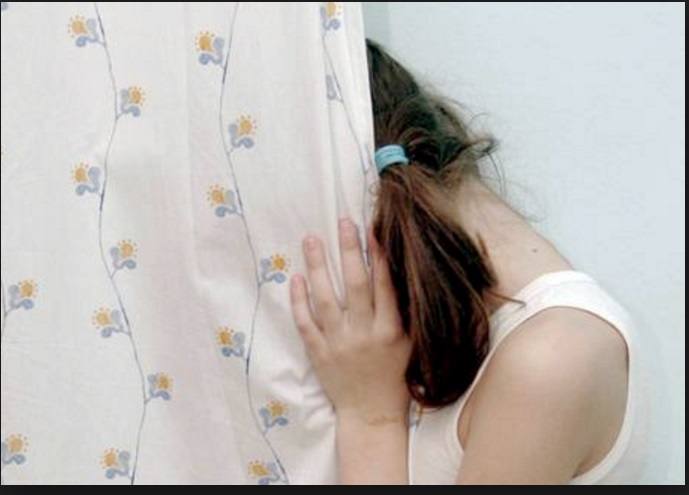 60ENNE SI AVVICINA AD UNA MAMMA ''TI OFFRO 300 EURO SE MI LASCI DA SOLO CON LA BIMBA, VA BENE'' - 13/10/2016