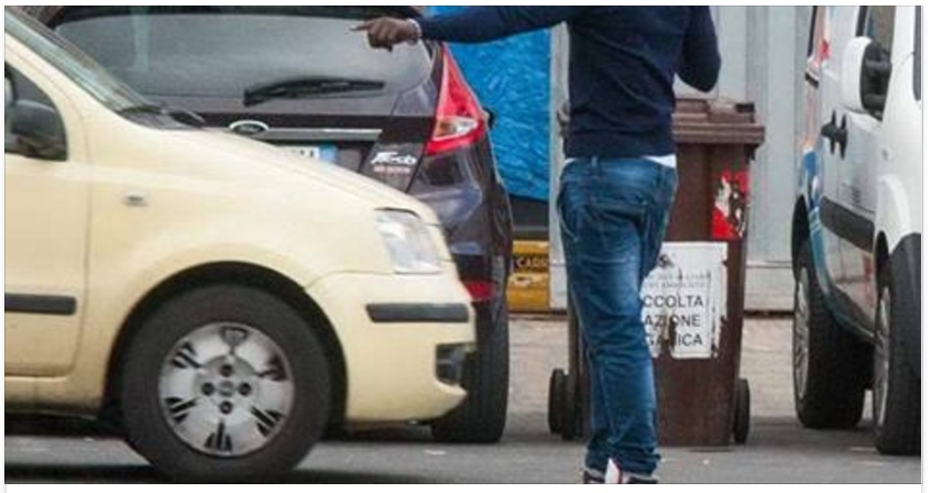 ROMA SHOCK - SI RIFIUTA DI PAGARE 2 EURO AL PARCHEGGIATORE ABUSIVO E QUELLO CHE GLI ACCADE E' TERRIBILE - 16/10/2016