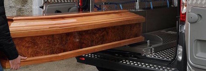 SI UCCIDE AL CIMITERO NEL GIORNO DEL FUNERALE DELLA MAMMA: ''IN BRACCIO AVEVA IL PELUCHE CHE LE AVEVA REGALATO LEI'' - 18/10/2016
