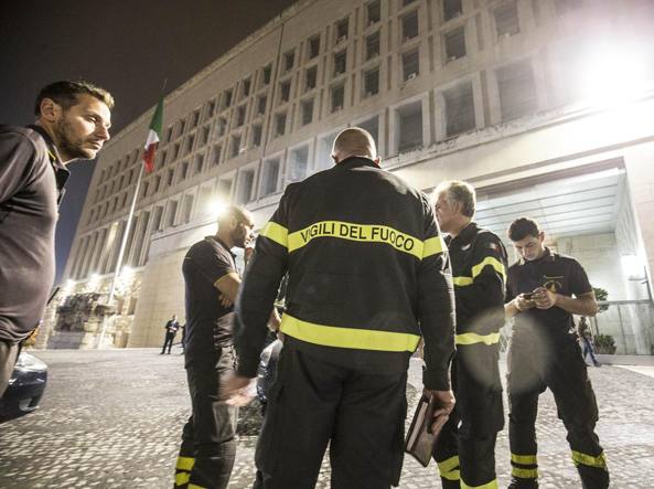 TERREMOTO, CI SONO DANNI A ROMA. CREPE AI PALAZZI, VERIFICHE  IN CORSO. EVACUATA LA FARNESINA - 26/10/2016