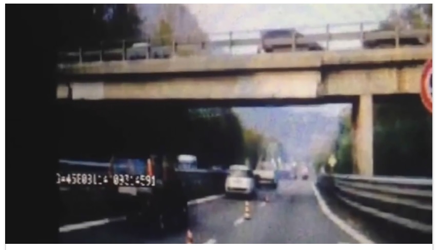 IL MOMENTO ESATTO IN CUI CROLLA IL PONTE SULLA MILANO-LECCO - VIDEO SHOCK - 29/10/2016