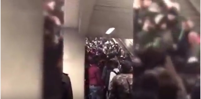 BESIKTAS-NAPOLI, VIOLENTA RISSA ALLA STAZIONE DELLA METRO DI ISTANBUL - VIDEO SHOCK - 01/11/2016