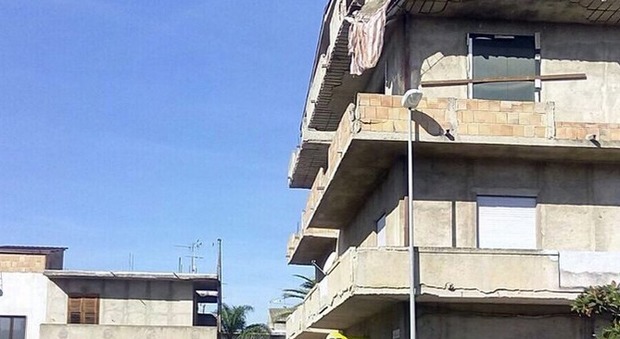 ESCE DALLA POSTA E LE CROLLA UN BALCONE IN TESTA: FRANCESCA MUORE - 05/11/2016