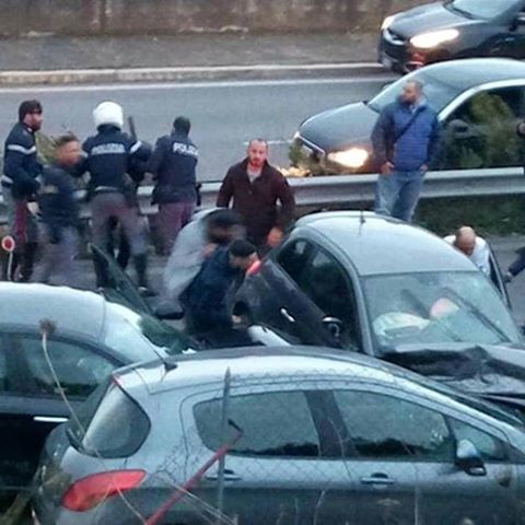 ROMA, 18ENNE FUGGE IN AUTO DALLA POLIZIA: MUORE IN UN FRONTALE CONTROMANO. PARENTI E AMICI ASSEDIANO L'OSPEDALE - 06/11/2016