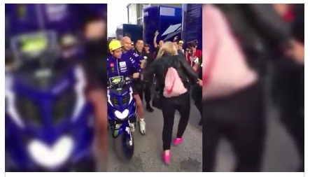 VALENTINO ROSSI SHOCK: POCO PRIMA DELLA PARTENZA DEL GP DI VALENCIA: IL MOTOCICLISTA DA UN CALCIO A UNA FAN - 13/11/2016