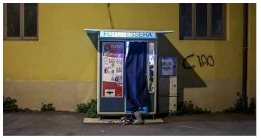 ROMA - ENTRA NELLA CABINA DI UNA MACCHINETTA PER FOTOTESSERE: POI L'ASSURDA SCOPERTA SUL RAGAZZO - 15/11/2016