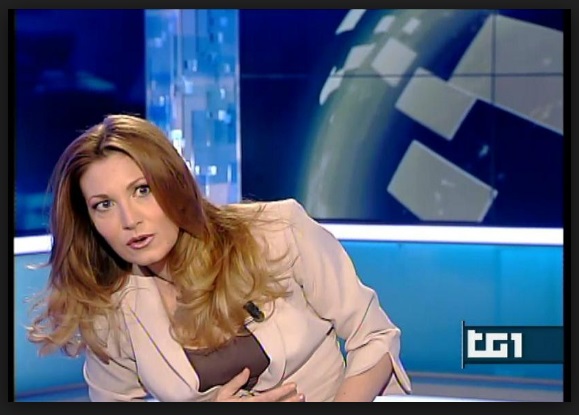 AL TG1 ALL'ORA DI PRANZO LA GIORNALISTA SI PRESENTA COSI' E LE REAZIONI NON SI FANNO ATTENDERE: IL ''PARTICOLARE'' CHE SOLLEVA LO SCANDALO - 30/12/2016