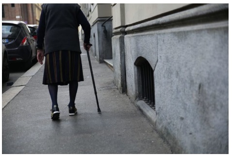 AGGHIACCIANTE A VITERBO: SFRATTATA DA CASA A 70 ANNI, ANZIANA  MUORE PER STRADA - 22/01/2017