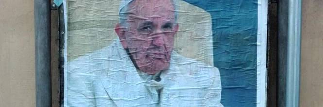 ROMA SHOCK INVASA DA POSTER IN TUTTA LA CITTA': L'ATTACCO SPIETATO A PAPA FRANCESCO - 04/02/2017