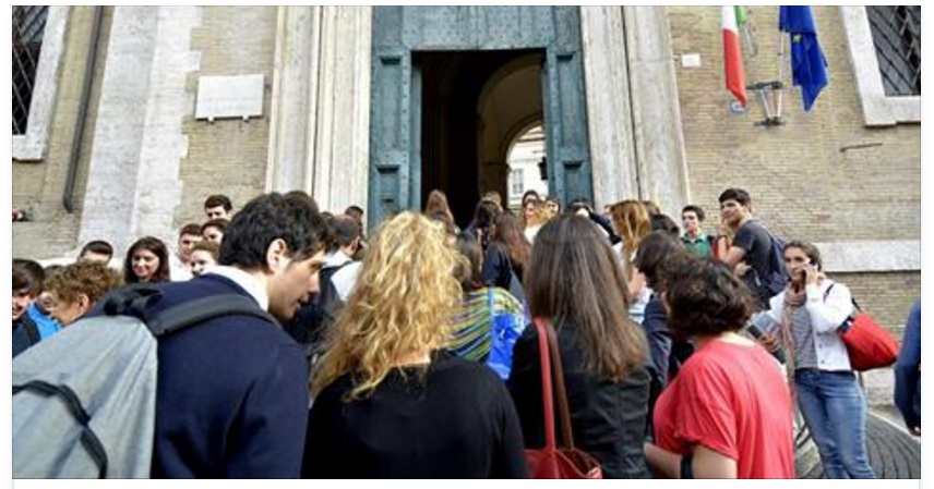 ROMA - ''POSTA LE MIE FOTO NUDA E MI CHIAMA CAGNA'': LA TREMENDA REAZIONE DEL PAPA' DELLA 16ENNE - 04/02/2017
