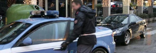 PAPA' PRESO A CALCI E PUGNI IN PIENO CENTRO MENTRE HA LA BIMBA DI 3 ANNI IN BRACCIO - 16/02/2017