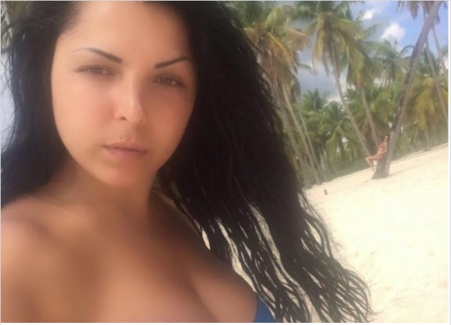 CLAMOROSO BACIO SULL'ISOLA DEI FAMOSI: LA BOLLENTE CANTANTE NON RESISTE E LO FA PROPRIO CON LUI - 20/03/2017