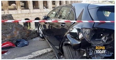 ROMA, E' PIOMBATO COME UNA FURIA DAVANTI IL COLOSSEO, LA SUA AUTO SI E' TRASFORMATA IN UN ARIETE - LA SITUAZIONE - 20/03/2017