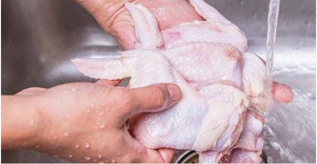 NON LAVARE MAI IL POLLO CRUDO: ECCO COSA RISCHI SE LO SCIACQUI PRIMA DELLA COTTURA - D'ORA IN POI NON LO FARETE PIU' - 21/03/2017