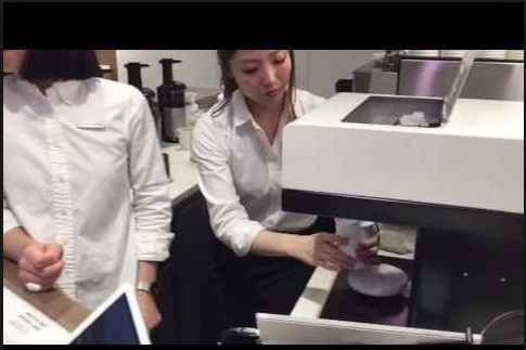 ORDINA UN CAFFE' IN GIAPPONE.... GLI FANNO UN SELFIE MA QUELLO CHE APPARE SULLA TAZZINA E' FANTASTICO - VIDEO - 21/03/2017